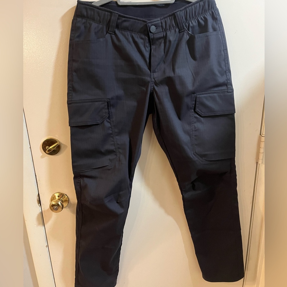 Under Armour women’s work pants. Size 12, 32 inseam. Only worn a few times.